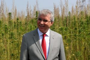 Alancuma’da kurulan 100 dekarlık alanda ekimi gerçekleştirilen endüstriyel kenevir ile ilgili TRT Haber’e özel açıklamalarda bulunan Başkan Ekrem Yüce, “Sayısız faydası olan ve bir zamanlar dünyanın en önemli üretim bitkilerinden biri olan kenevir gibi mucizevi bir bitkiyi tekrar ürettiğimiz için gurur duyuyoruz” dedi.