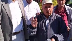Çiftçi yırtık ayakkabısını gösterdi: Erdoğan bizi bu hale getirdi