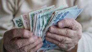 Çalışan emekliler ikramiye alamayacaktı! SGK’dan bir darbe daha geldi