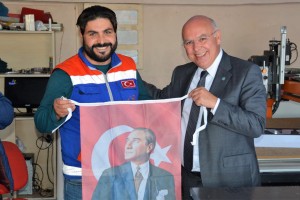 Süleymanpaşa Belediye Başkanı Cumhuriyet Bayramı öncesi sanayi esnafına bayrakları bizzat dağıttı