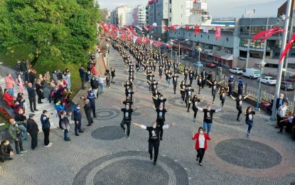 Başkan Hürriyet, bin kişilik dev ekiple Cumhuriyet Bayramı’nda zeybek oynadı