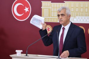 Gergerlioğlu, Gebze’de yıkılan 7 katlı binayı meclis gündemine taşıyarak Bakan Kurum’a sordu!