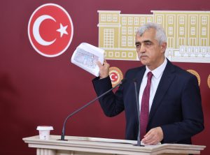 Gergerlioğlu, Gebze’de yıkılan 7 katlı binayı meclis gündemine taşıyarak Bakan Kurum’a sordu!