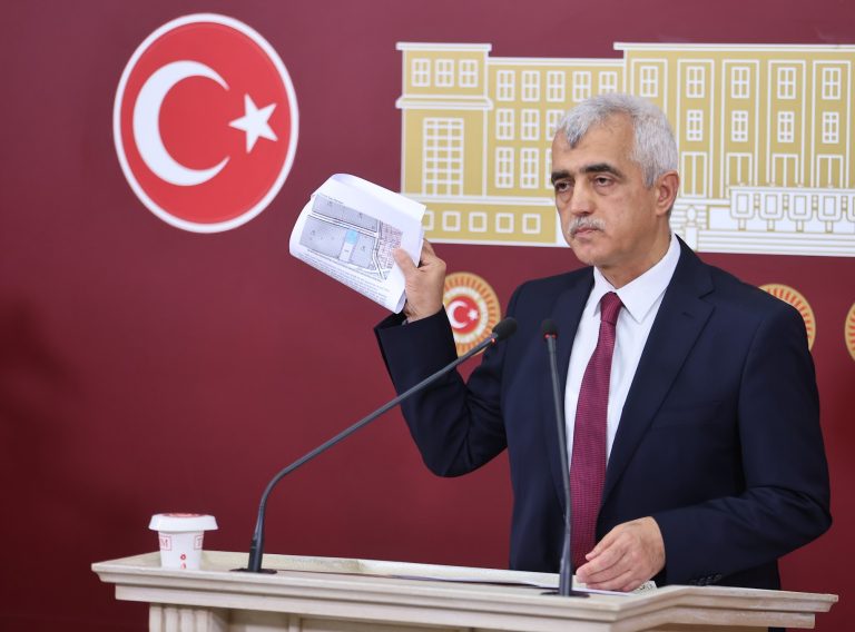 Gergerlioğlu, Gebze’de yıkılan 7 katlı binayı meclis gündemine taşıyarak Bakan Kurum’a sordu!