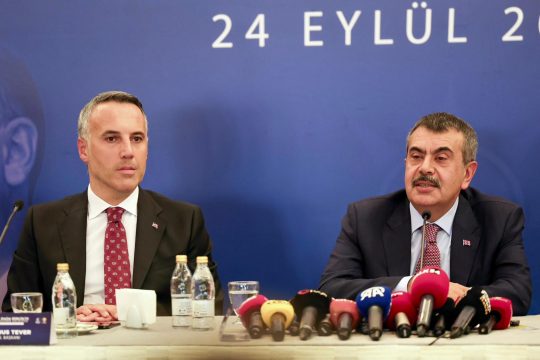 AK Parti’den Bakan Tekin’e Destek